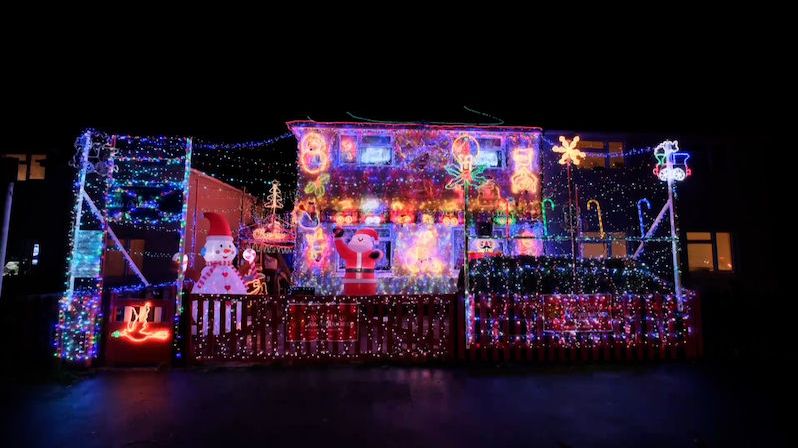 Muž proměnil svůj dům ve vánoční blikající „monstrum“. Ozdobil ho 30 tisíci žárovkami